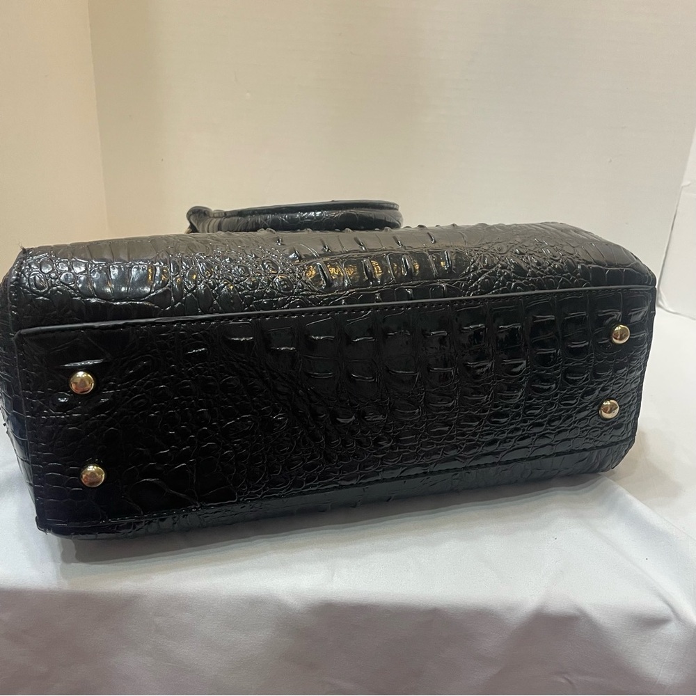 Elegant Black Crocodile-Embossed Women's Handbag. PVC. Dome. Double zip. Used. - Picture 10 of 16